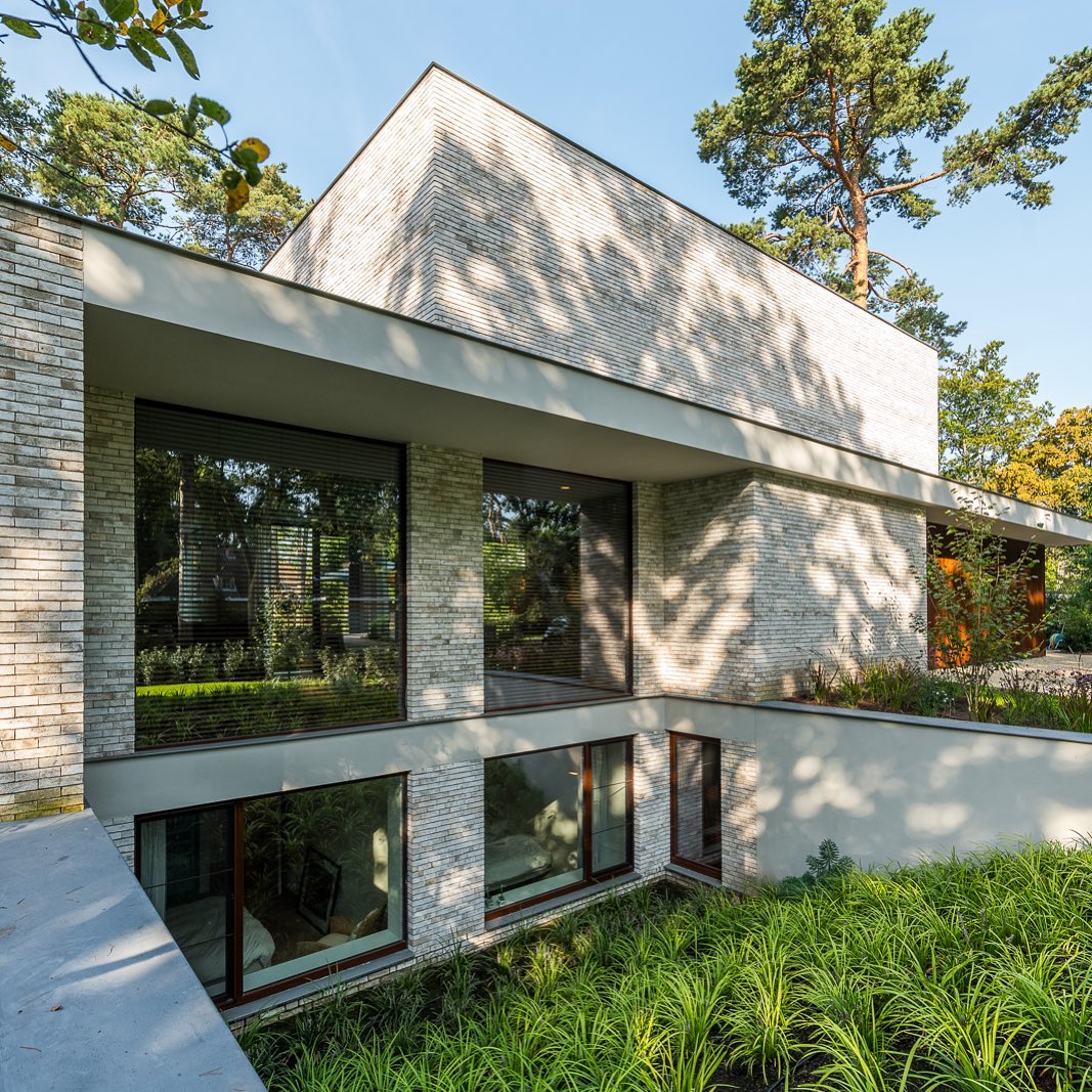 woning RIO
Patio / tuinaanleg naar niveau -1

#tuinarchitectuur #gardendesign by @janjoris_tuinarchitectuur
 
#residentialarchitecture #belgianarchitecture #archidaily #archilovers #architecture #schoten
#outdoorliving #gardenlife #materialisation #wood #afrormosia

#brickwork @heylenceramics

#prefab #concrete
#concreteconstruction by @concretehouse_etib

#construction by #studioRE

#architecturephotography #photography by @lucroymansphotography